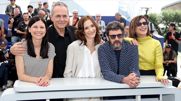 Helena Miquel, José Coronado, Ana Torrent, Manolo Solo y Helena Miquel, en Cannes. Foto: Efe. 