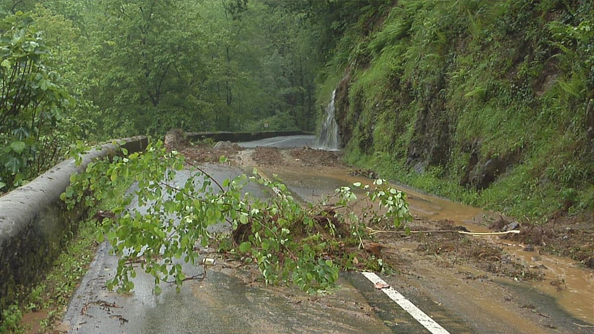 Carretera afectada por las lluvias del sábado en Ereñotzu. Imagen obtenida de un vídeo de EITB Media