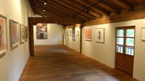 Phyllida Barlow artistaren erakusketa ikusgai Chillida Lekun