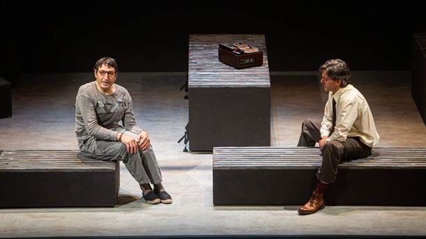 Carmelo Gómez y Miguel Hermoso en 'Las guerras de nuestros antepasados'. Fuente: Teatro Arriaga