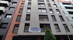 Cargas de la Ertzaintza contra un grupo de personas que intentaba evitar un desahucio en Erandio