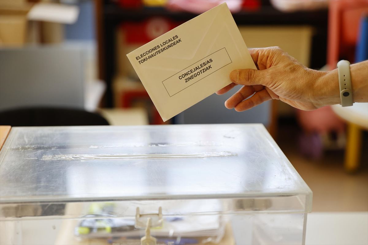 Imagen de una urna electoral en un colegio en las pasadas elecciones. Foto: EFE