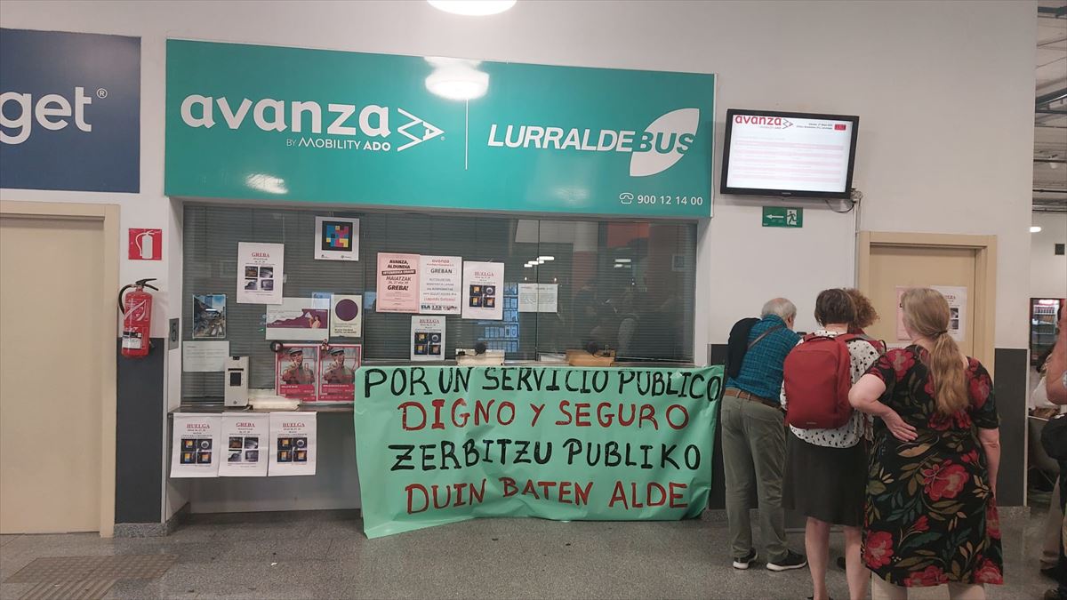 Cartel reivindicación de la plantilla de Avanza y Lurralde Bus. Foto: Euskadi Irratia