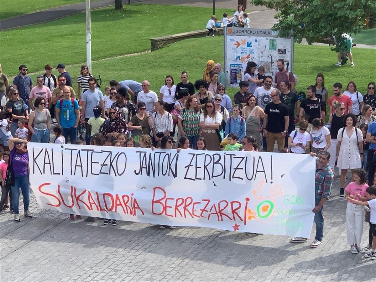 Manifestación en Igorre. Foto: Asociación de madres y padres de la escuela Inazio Zubizarreta