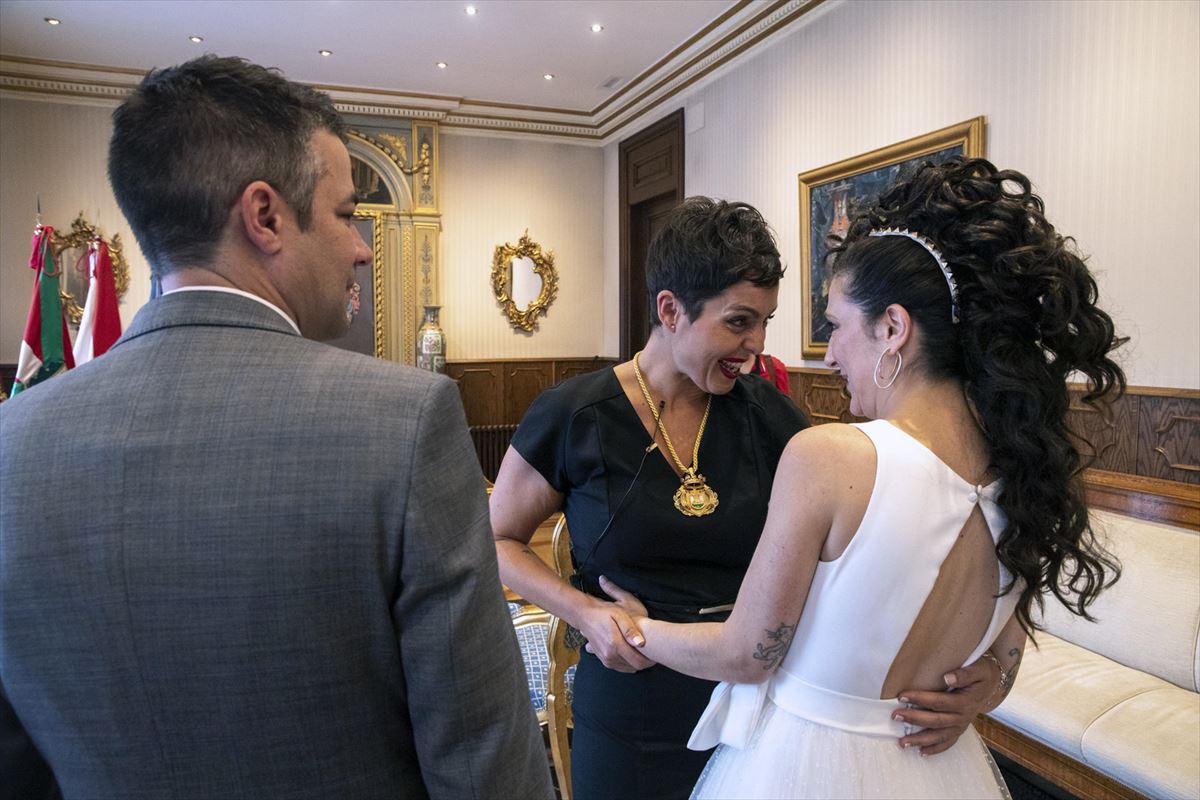 Rocio Vitero felicita a la pareja recién casada. Foto: EFE