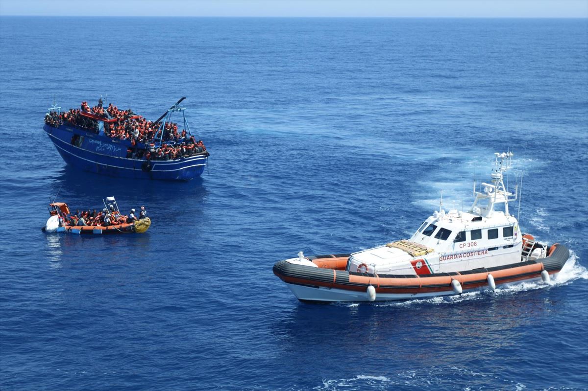 El barco de salvamento ha rescatado a las personas que iban en la barcaza a la deriva. Foto: MSF_SEA