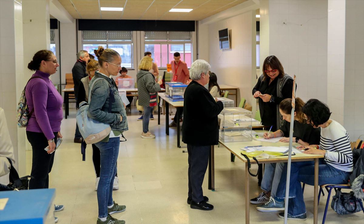 Varias votantes hacen cola en un colegio electoral de Oviedo. Foto: EFE
