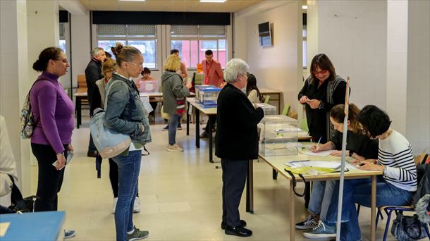 Varias votantes hacen cola en un colegio electoral de Oviedo. Foto: EFE