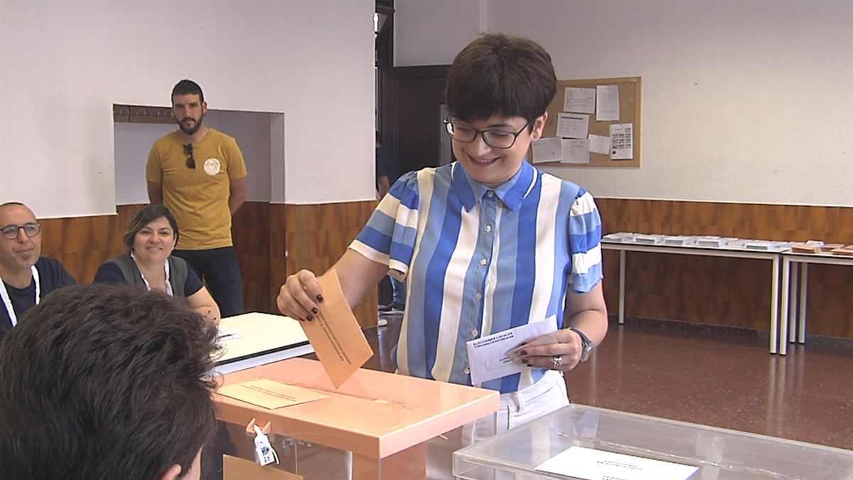 María del Río vota en el centro de Bilbao