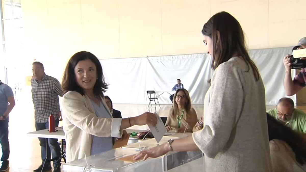 La candidata jeltzale Beatriz Artolazabal, acudiendo a votar. (Imagen de EITB Media)
