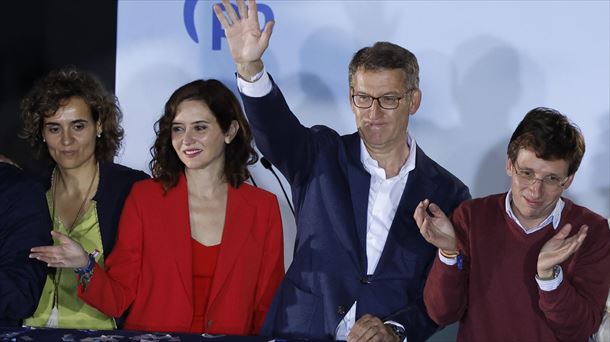 Ayuso, Feijóo y Almeida en el balcón de Génova saludado a los simpatizantes. Foto: EFE