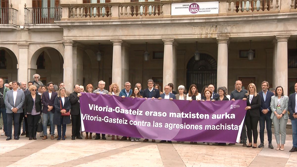 Manifestación de repulsa frente al ayuntamiento de Vitoria-Gasteiz. Foto: EITB Media