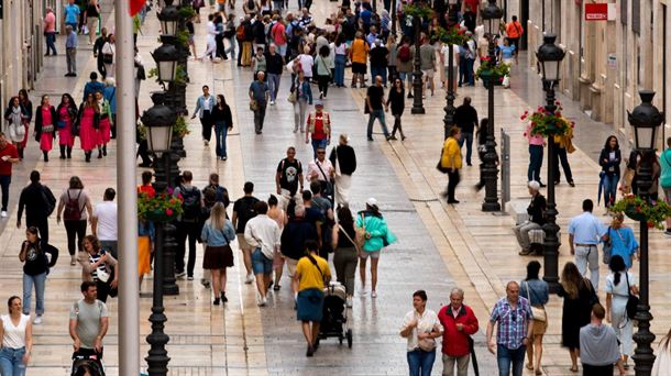 Ciudadanos paseando por una calle transitada. Foto: EFE