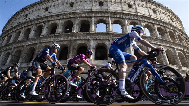 El pelotón, en Roma, en el Giro de Italia de 2023. Foto: EFE.