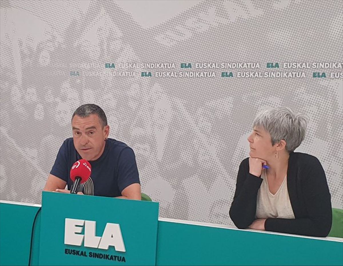Joseba Villarreal eta Amaia Muñoa, sindikatuak Donostian eskainitako prentsaurrekoan. Argazkia: ELA