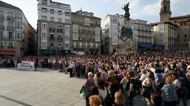 Concentración ayer en Vitoria-Gasteiz para denunciar el asesinato de Maialen Mazón