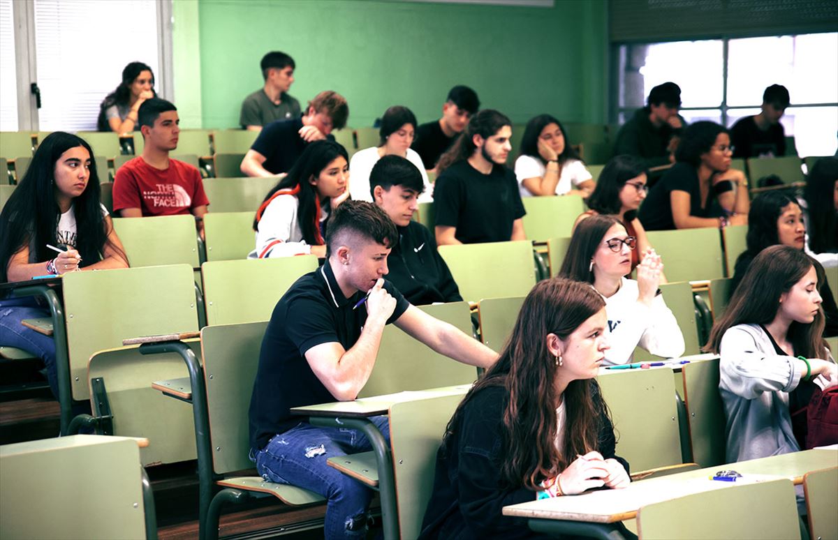 Estudiantes, antes de la realización de un examen. Foto: UPV/EHU