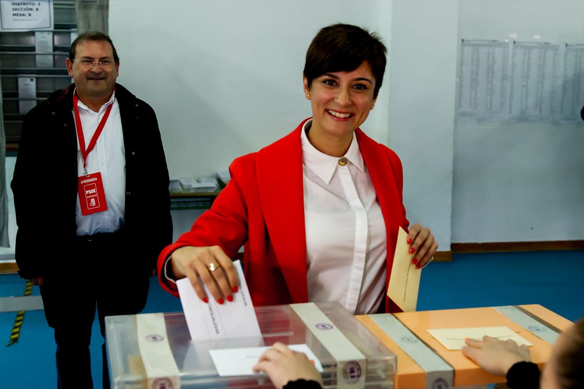 La ministra de Política Territorial, Isabel Rodríguez, vota durante el 28M