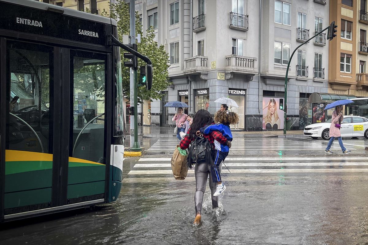 Iruñeko autobus bat, artxiboko irudian. Argazkia: EFE