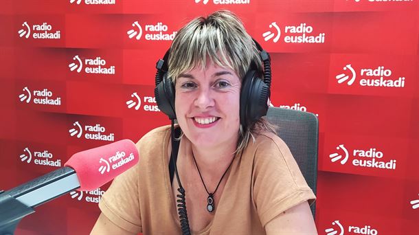 Amaia Gozategi en los estudios de Radio Euskadi.