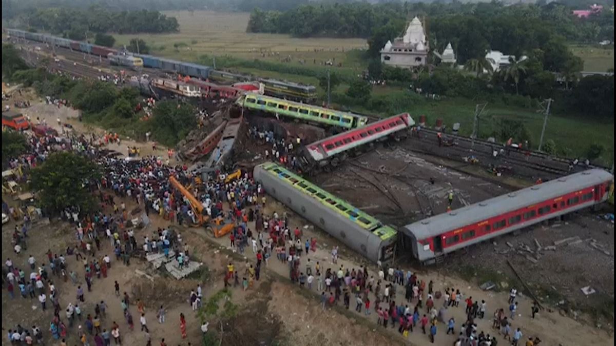 El peor accidente de trenes en dos décadas en la India deja centenares de muertos y heridos