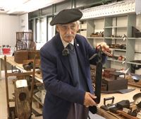 El etnógrafo Fermín Leizaola dona a la Diputación los objetos recogidos en los caseríos de Euskal Herria