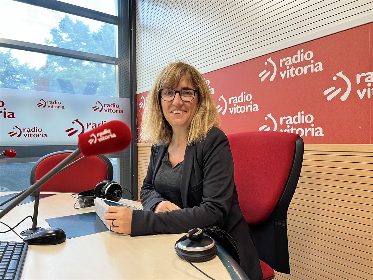 Amaia Barredo, en una entrevista en Radio Vitoria.