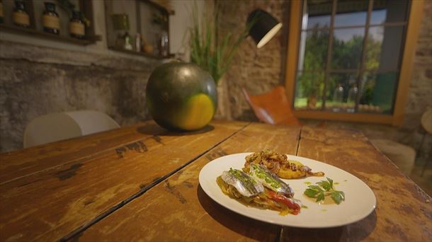 Antxoak papillote erara arbendol eta baratxuri erre saltsarekin