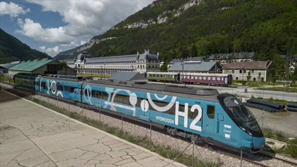 El tren propulsado por hidrógeno en la estación de Canfranc. Foto: CAF