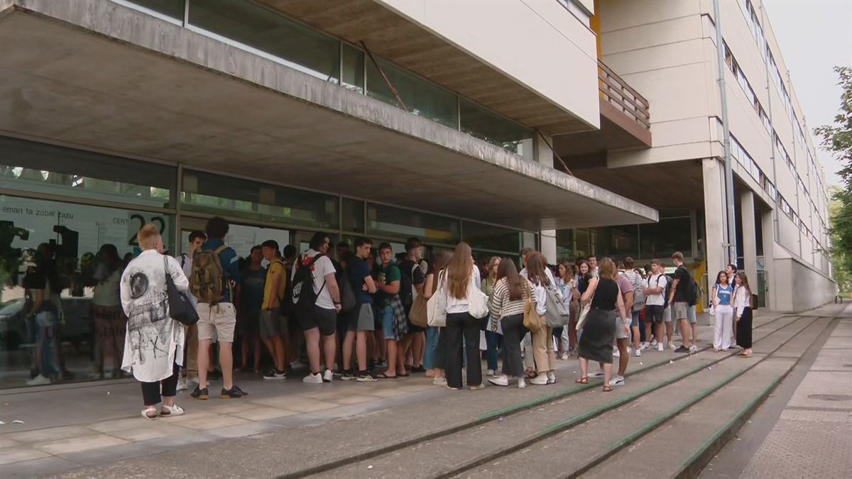 Alumnos a las puertas del examen. Imagen obtenida de un vídeo de EITB Media.