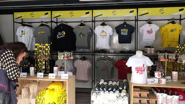 Calzoncillos, camisetas, tazas... del Tour de Francia en la tienda especial de Bilbao