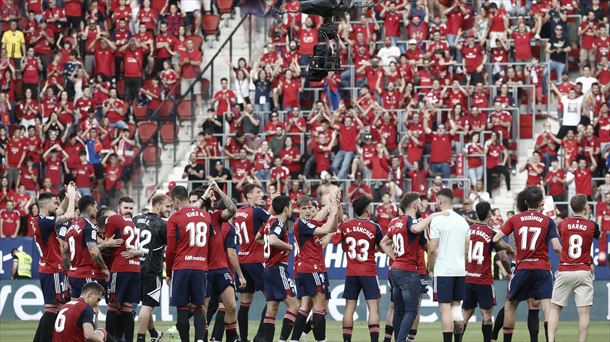 Los jugadores de Osasuna celebran la clasificación a la Conference League. Foot: EFE