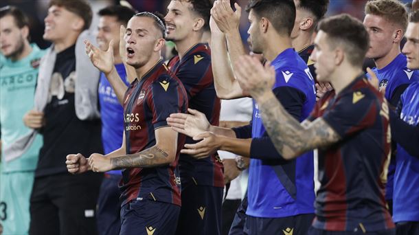 Los jugadores del Levante, tras el partido, festejan su triunfo. Foto: EFE.