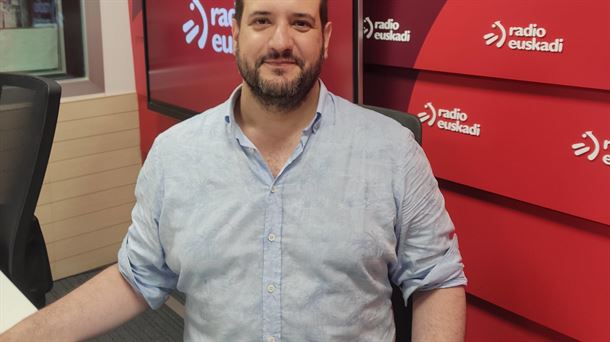 El abogado Kenari Orbe en los estudios de Radio Euskadi en Bilbao. EITB MEDIA