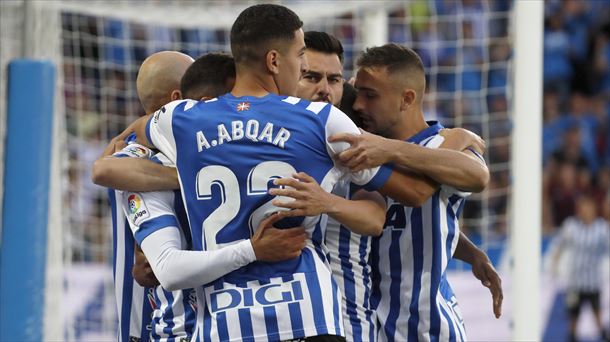 Jugadores del Alavés celebrando 1-0 en el partido de vuelta de semifinales de play-offs 