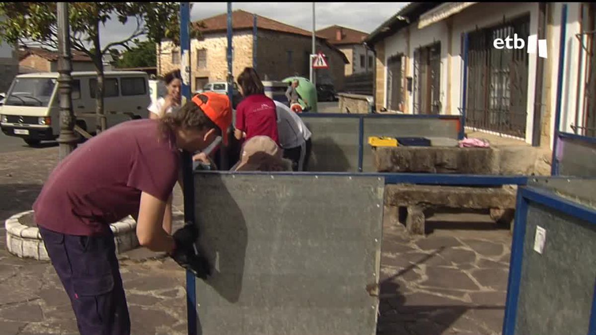 Jóvenes montando la txozna.