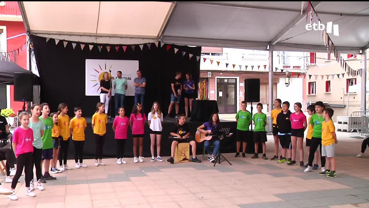 Estudiantes de la escuela de Lizartza en el acto inaugural. Foto: Euskadi Irratia