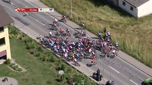 Una multitudinaria caída afecta a varios corredores, entre ellos a Oier Lazkano, en la Vuelta a Suiza
