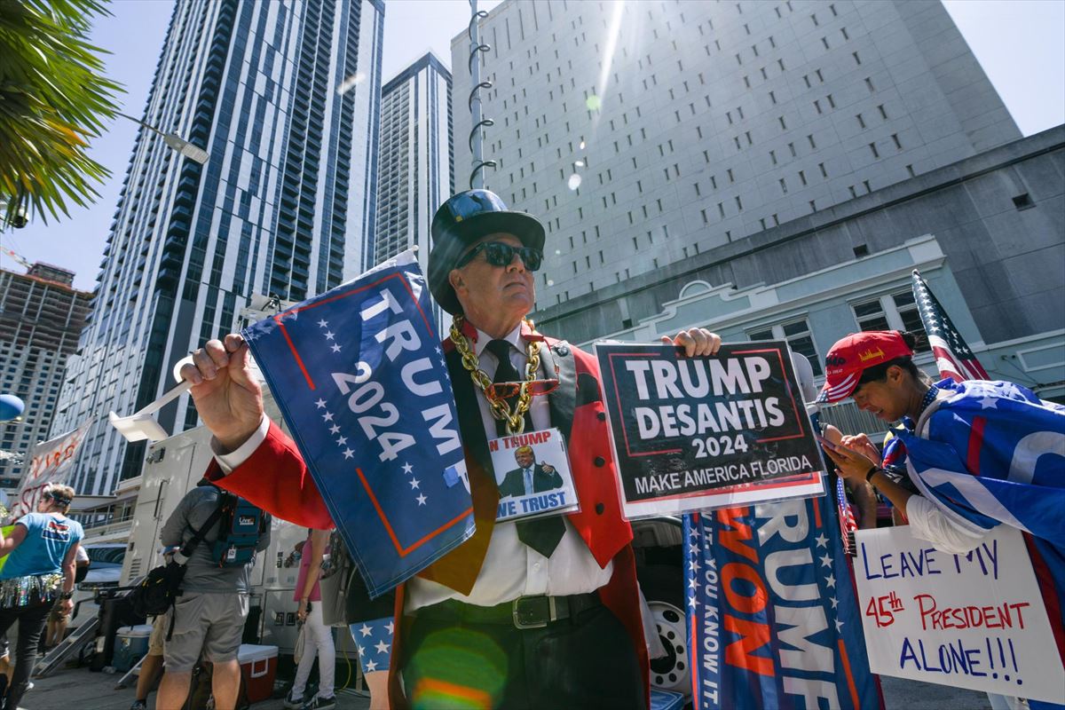 Donald Trumpen jarraitzaileak Miamin.