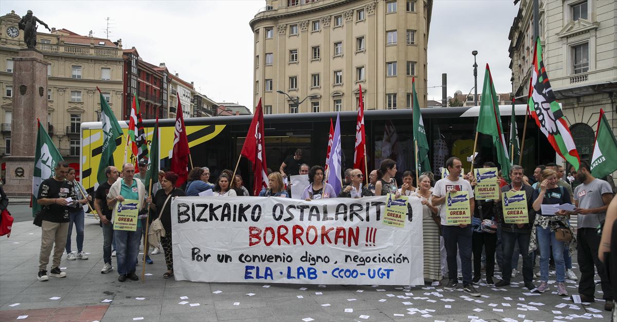 Representantes sindicales en el acto de hoy en Bilbao. 