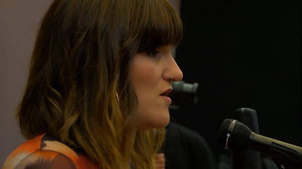 Rozalén ensayando la cancion 'Xalbadorren heriotzean' con la Orquesta Sinfonica de Bilbao