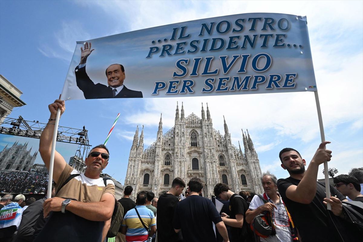 Italia homenajea a Berlusconi