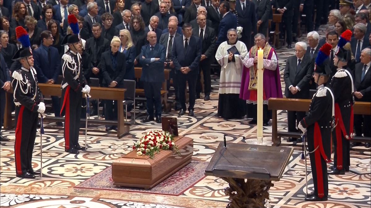 Homenajean a Berlusconi con un simbólico funeral de Estado.