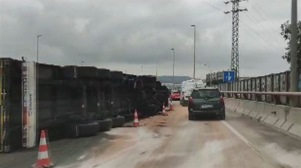 El camión accidentado. Imagen obtenida de un vídeo de EITB Media.