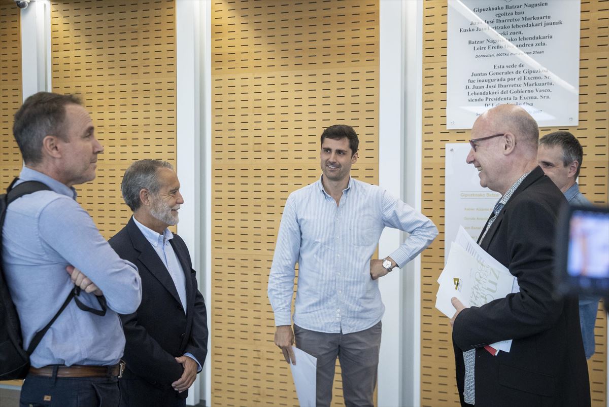 Lezama, en el centro, en las Juntas Generales. Foto: EFE