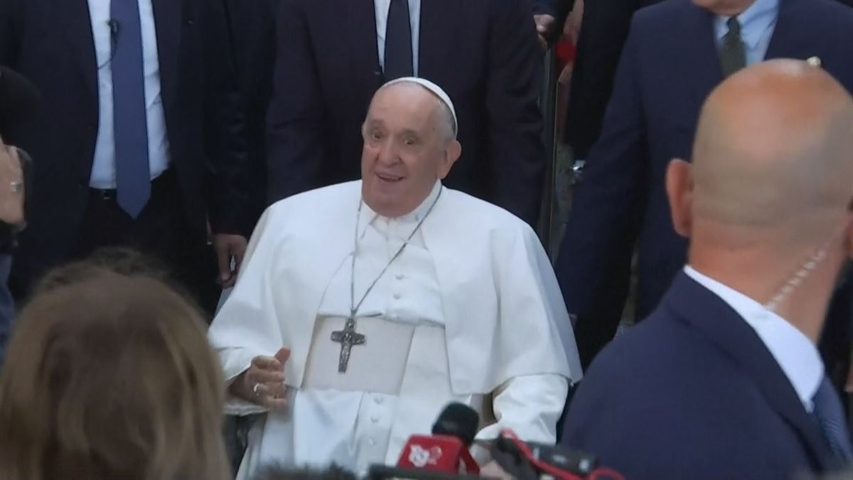 El papa Francisco abandona el hospital. Imagen obtenida de un vídeo de Reuters.