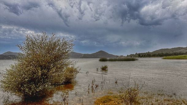 Cielos de tormenta en Vitoria-Gasteiz, en una imagen de archivo. Foto: Aitor Agirrezabal Alustiza. 