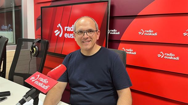 Iñigo Alberdi en los estudios de Radio Euskadi. Foto: EITB Media.