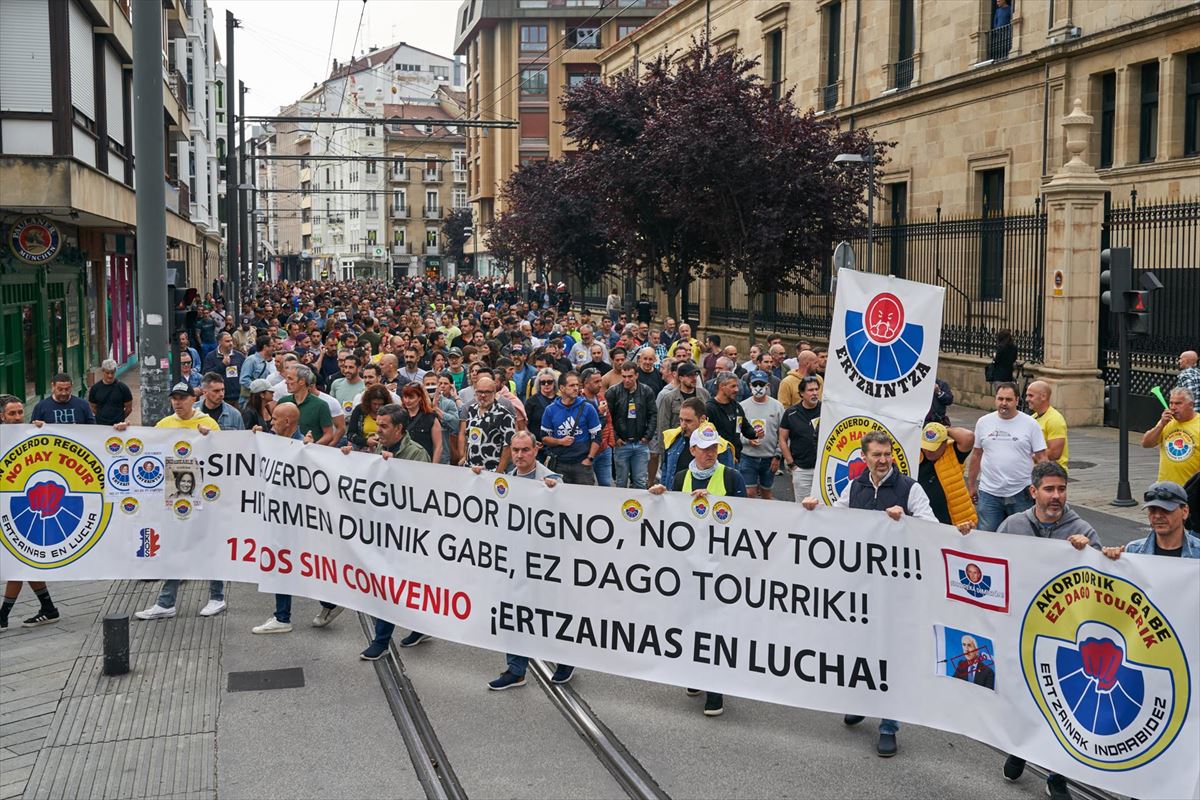 Manifestación el pasado jueves de ertzainas, frente al Parlamento Vasco. EFE.  
