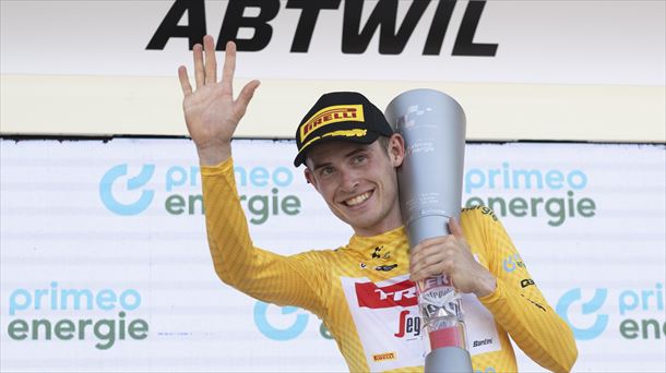 Mattias Skjelmose, en el pódium, tras ganar la Vuelta a Suiza de 2023. Foto: EFE. 